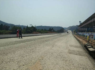 綿西高速路面工程有序推進 年底將具備通行能力