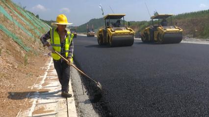 戰(zhàn)高溫斗酷暑 趕工期搶進(jìn)度 230國道紅安縣七里坪至縣城段改擴(kuò)建工程穩(wěn)步推進(jìn)