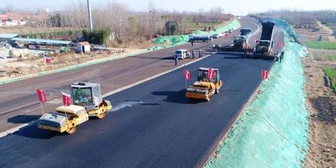 新進(jìn)展!國道204(大場(chǎng)段)改線工程路面瀝青層開始攤鋪
