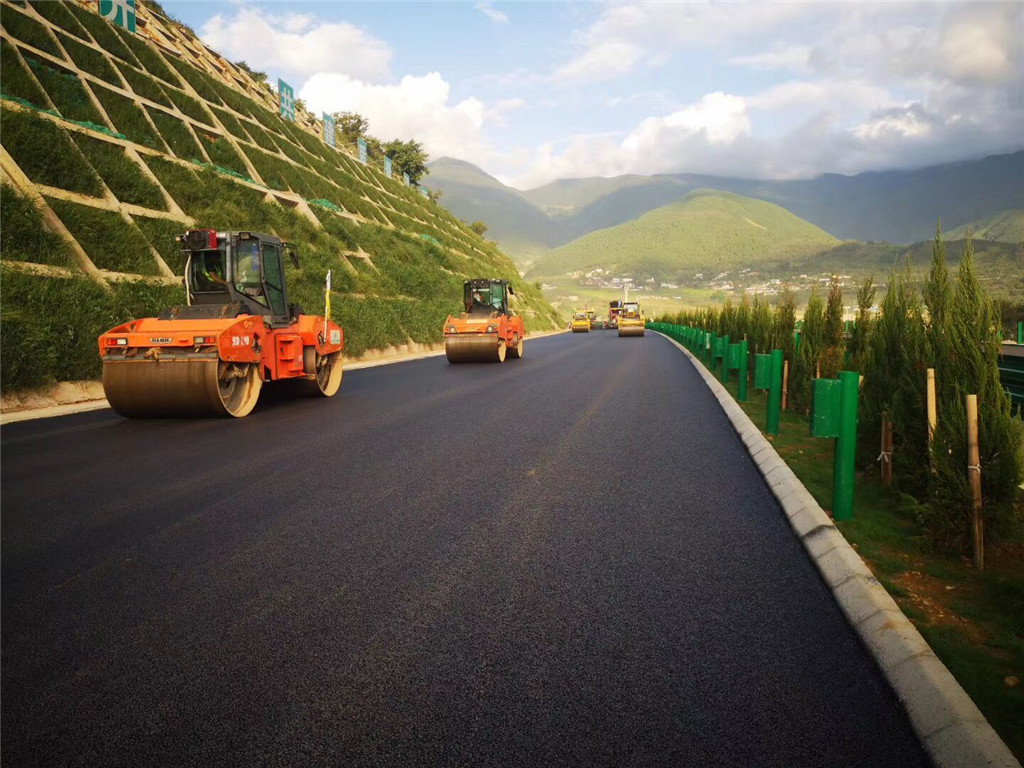 保瀘高速公路路面二工區(qū)瀝青混凝土上面層試驗段成功鋪筑