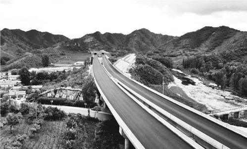 凌綏高速公路首段瀝青路面貫通，通車在即推動區域發展