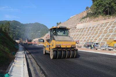 沖刺！蒼巴高速公路蒼漁段進入瀝青攤鋪作業新階段