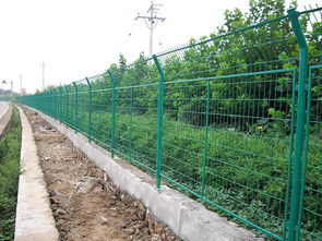 高速公路隔離柵報價、廠家選擇及路橋附屬工程建筑勞務分包指南