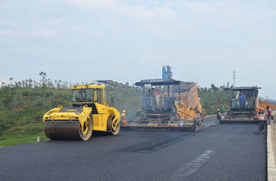 平文高速公路瀝青路面試驗段順利通過驗收，中鐵二十三局三公司穩步推進路橋附屬工程